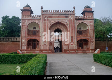 Eingangstor zum Grab, Itmad-Ud-Daulah in Agra, Uttar Pradesh, Indien. Auch bekannt als das Schmuckkästchen oder das Baby Taj. Stockfoto