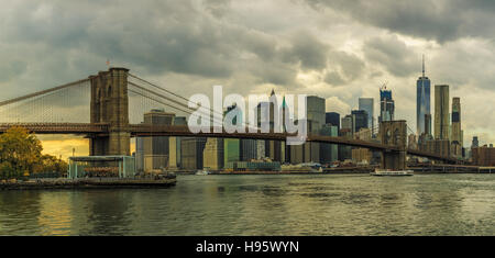 Blick auf Manhattan vom Brooklyn Bridge Park Stockfoto