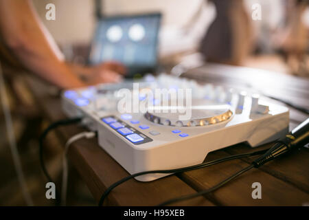 DJ CD Player und Mixer bei Hochzeit Stockfoto