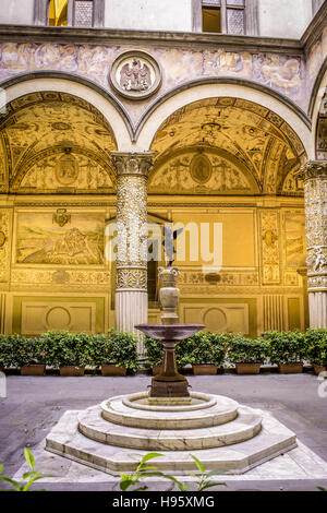 Putto mit Delphin (Andrea Verrocchio), Palazzo Vecchio Innenhof in der Nähe einer dekorierten Spalte. Florenz, Italien Stockfoto