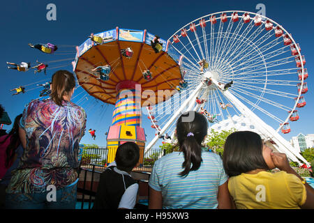 Große Schaukel und Ferris wheel Navy Pier Chicago Illinois USA Stockfoto