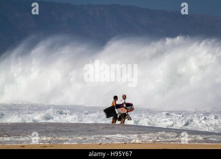 Body-Boarder am Strand auf der North Shore von Oahu Hawaii vor dem riesigen Wellen während einer großen Swell. Stockfoto