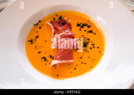 Andalusische Gazpacho Sahne Tomaten und Schinken Stockfoto