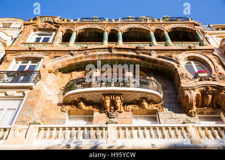 Fassade aus einem Jugendstil-Gebäude in Paris, Frankreich Stockfoto