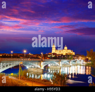 Salamanca Skyline Sonnenuntergang in Enrique Estevan Brücke über den Fluss Tormes in Spanien Stockfoto