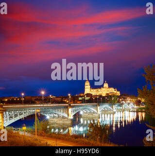 Salamanca Skyline Sonnenuntergang in Enrique Estevan Brücke über den Fluss Tormes in Spanien Stockfoto