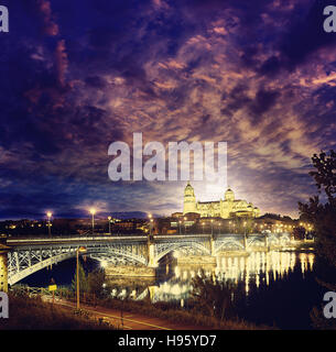 Salamanca Skyline Sonnenuntergang in Enrique Estevan Brücke über den Fluss Tormes in Spanien Stockfoto