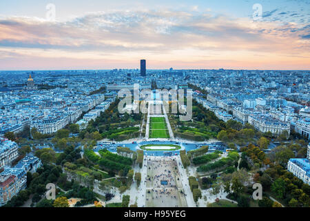 Blick vom Eiffelturm über Champs de Mars in der Abenddämmerung, Paris, Frankreich Stockfoto