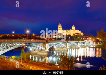 Salamanca Skyline Sonnenuntergang in Enrique Estevan Brücke über den Fluss Tormes in Spanien Stockfoto