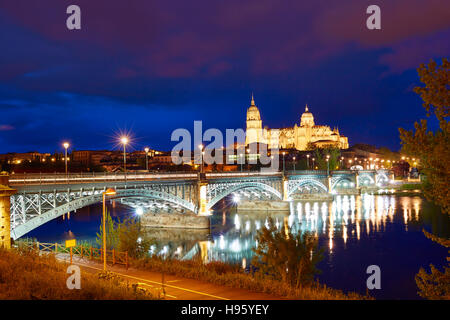 Salamanca Skyline Sonnenuntergang in Enrique Estevan Brücke über den Fluss Tormes in Spanien Stockfoto