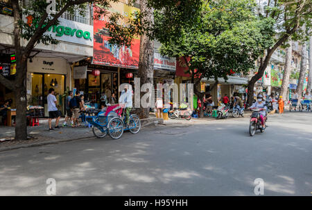 Fahrradrikscha auf der Suche nach Kunden in Ho-Chi-Minh-Stadt Vietnam die Rikscha ist üblich und kann die Stadt gesehen. Stockfoto