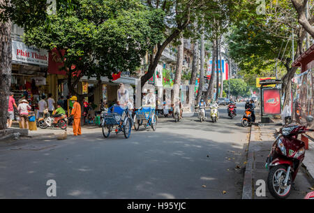 Fahrrad-Rikschas auf der Suche nach Kunden in Ho-Chi-Minh-Stadt Vietnam die Rikscha ist üblich und kann die Stadt gesehen. Stockfoto