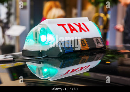 Taxischild auf dem Dach eines Paris Taxis Stockfoto