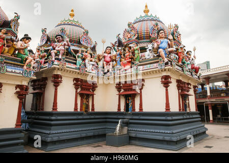 Fragment der Dekorationen des Hindu-Tempels Sri Mariamman in Singapur Stockfoto