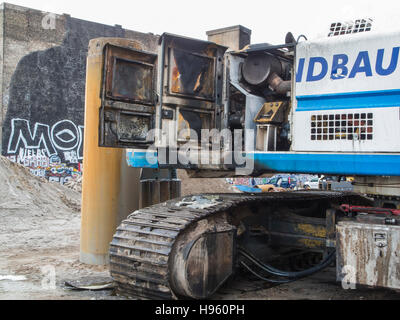 Berlin, Deutschland - 18. November 2016: ausgebrannten Bohren Ramme auf der Baustelle Cuvry-Straße / Schlesische Straße ich Stockfoto