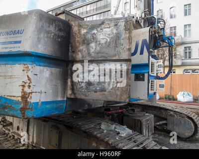 Berlin, Deutschland - 18. November 2016: ausgebrannten Bohren Ramme auf der Baustelle Cuvry-Straße / Schlesische Straße ich Stockfoto