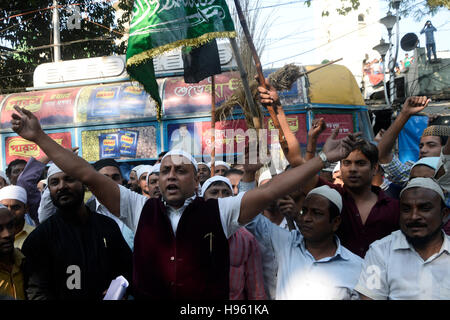 Kolkata, Indien. 18. November 2016. Muslimische Männer protestieren gegen UCC vor Tipu Sultan Moschee, Kalkutta. Aktivist der All India Majlish-e-Shohra (Tipu Sultan Moschee Kolkata) Protest gegen Premierminister Narendra Modi und Initiative der Regierung der Union der Einführung einer einheitlichen BGB auch brennen das Bildnis von Narendra Modi. Ein drei Tage muslimischen persönliches Law Board das Konferenzprogramm. Bildnachweis: Saikat Paul/Pacific Press/Alamy Live-Nachrichten Stockfoto