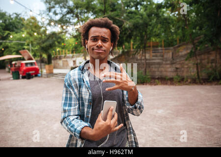 Lustige junge Afrikaner Musikhören von Smartphone und Spaß Stockfoto