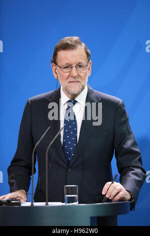 Berlin, Deutschland. 18. November 2016. Mariano Rajoy in der Pressekonferenz im Bundeskanzleramt in Berlin.  Bildnachweis: Simone Kuhlmey/Pacific Press/Alamy Live-Nachrichten Stockfoto