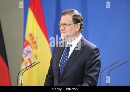 Berlin, Deutschland. 18. November 2016. Mariano Rajoy in der Pressekonferenz im Bundeskanzleramt in Berlin.  Bildnachweis: Simone Kuhlmey/Pacific Press/Alamy Live-Nachrichten Stockfoto