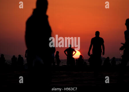 Sonnenuntergang rot Himmel und Silhouette Menschen in Izmir Türkei. Stockfoto