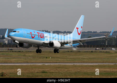 Stuttgart, Deutschland – 3. September 2016: Tuifly Boeing 737-800 am Stuttgarter Flughafen landet Stockfoto