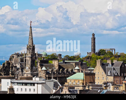 Großbritannien, Schottland, Edinburgh, Blick über die Altstadt in Richtung der Calton Hill. Stockfoto