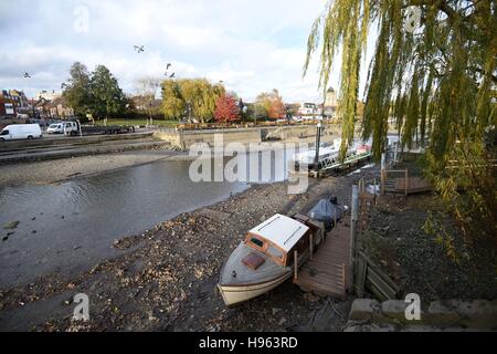 Boote vor Anker auf der Themse am Eel Pie Insel in Twickenham, West London, bei Ebbe, nachdem der Fluss für die jährlichen Verlosung-off-Periode trockengelegt wurde während dessen ein Flussbett Inspektions- und Wartungsarbeiten wesentlich auf Richmond Sperre, Wehre und Schleusen durchgeführt werden werden. Stockfoto
