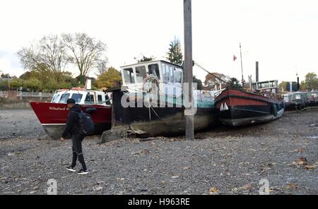 Boote vor Anker auf der Themse am Eel Pie Insel in Twickenham, West London, bei Ebbe, nachdem der Fluss für die jährlichen Verlosung-off-Periode trockengelegt wurde während dessen ein Flussbett Inspektions- und Wartungsarbeiten wesentlich auf Richmond Sperre, Wehre und Schleusen durchgeführt werden werden. Stockfoto