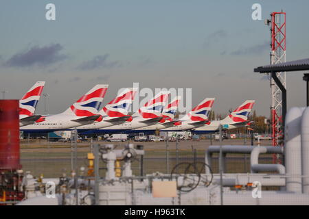 British Airways Flugzeuge aufgereiht auf dem terminal 5 am Flughafen London Heathrow, Vereinigtes Königreich Stockfoto