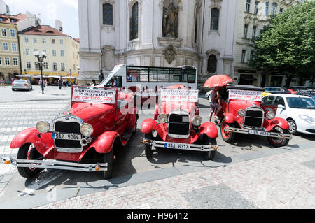 Eine Flotte von Oldtimern, die für touristische Stadtrundfahrten in und um Prag, Tschechische Republik, gemietet werden können Stockfoto