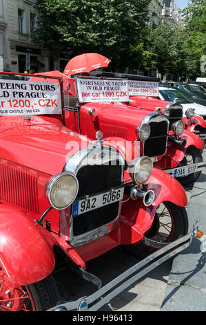 Eine Flotte von Oldtimer leihweise für touristische Stadtrundfahrten in und um Prag, Tschechische Republik Stockfoto