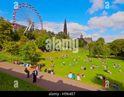 Germany/Deutschland, Edinburgh, Blick auf die Princes Street Gardens mit dem Riesenrad. Stockfoto