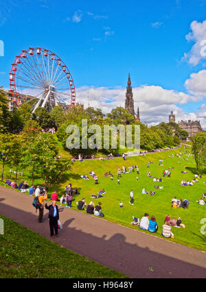 Germany/Deutschland, Edinburgh, Blick auf die Princes Street Gardens mit dem Riesenrad. Stockfoto