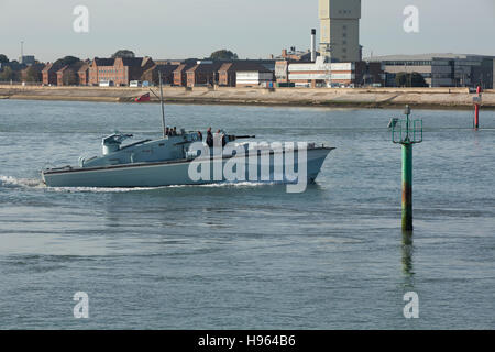 Motor Kanonenboot MGB 81 mit Geschwindigkeit in Portsmouth Harbour. Baujahr 1942 jetzt Teil der nationalen historische Flotte Stockfoto