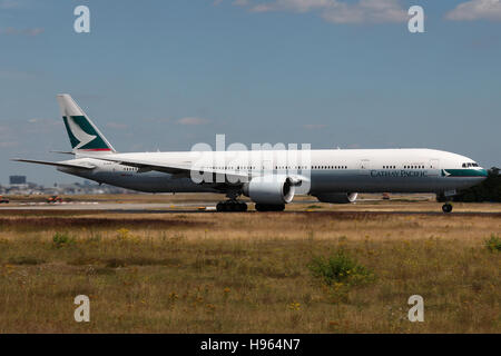 Frankfurt, Deutschland - 18. Juli 2016: Cathay Pacific, Boeing777 am Frankfurter Flughafen Stockfoto
