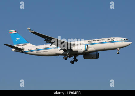 Frankfurt, Deutschland - 27. Februar 2016: Kuwait Airways Airbus A330-200 am Frankfurter Flughafen landet Stockfoto