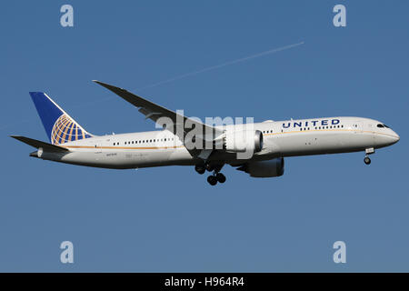 Frankfurt, Deutschland - 27. Februar 2016: United, Boeing 787-900 Dreamliner landet am Flughafen Frankfurt Stockfoto