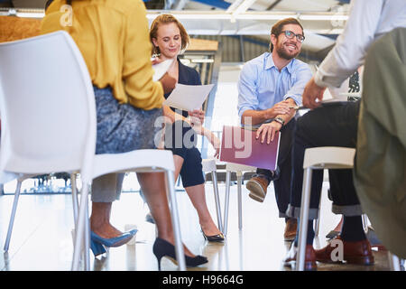 Geschäftsleute treffen im Kreis Stockfoto