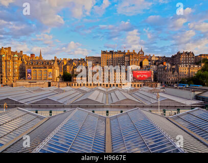 Großbritannien, Schottland, Edinburgh, Blick über die Waverley Bahnhof in Richtung Altstadt. Stockfoto