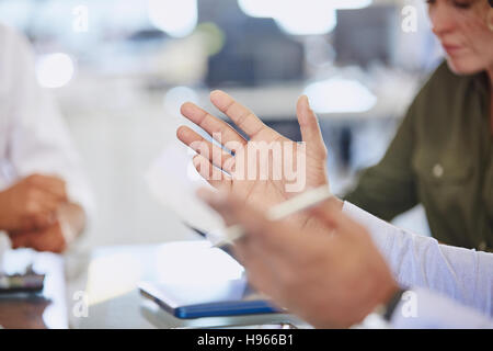 Händen der Geschäftsmann gestikulieren im meeting Stockfoto