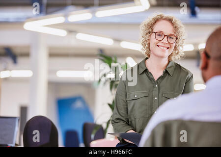 Geschäftsfrau, Geschäftsmann in Besprechung anhören Stockfoto