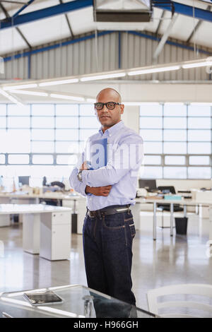 Porträt zuversichtlich Geschäftsmann im Büro Stockfoto