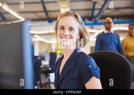 Porträt lächelnd Geschäftsfrau arbeiten am computer Stockfoto