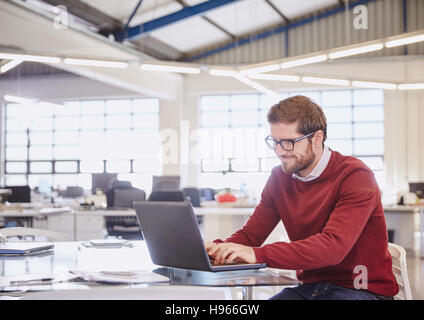 Geschäftsmann, arbeiten am Laptop im Büro Stockfoto