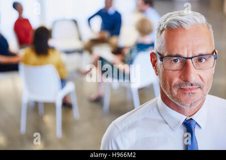 Porträt zuversichtlich Geschäftsmann außerhalb treffen Stockfoto