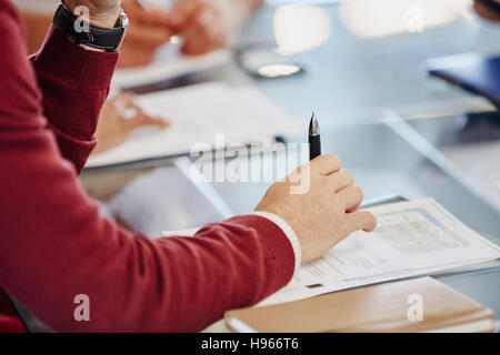 Geschäftsmann mit Papierkram im meeting Stockfoto