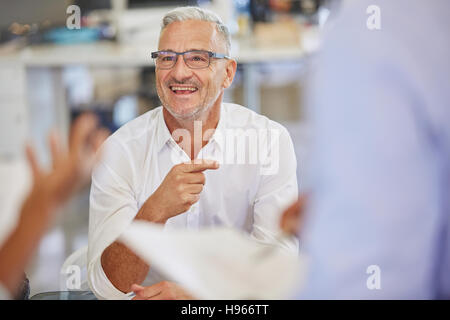 Lächelnde Geschäftsmann in treffen Stockfoto