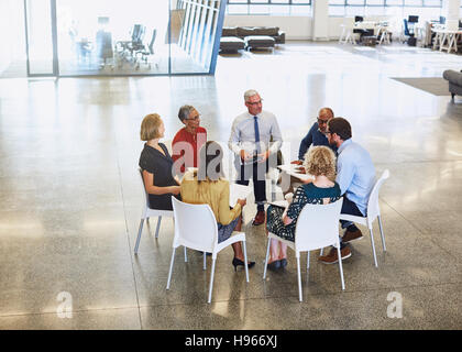 Geschäftsleute treffen im Kreis Stockfoto