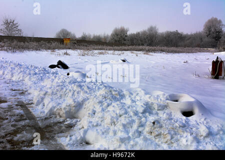 Der erste Schnee fiel, der Grader gelöscht Stockfoto